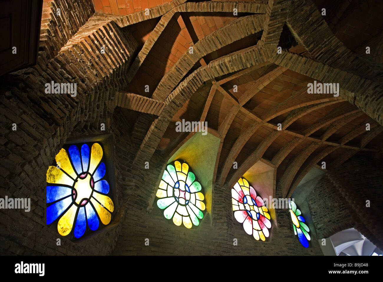 Spagna Catalogna Barcellona chiesa Colonia Güell colorata di vetro dettaglio windows vista città signore della casa-sacrale convinzione di costruzione Foto Stock
