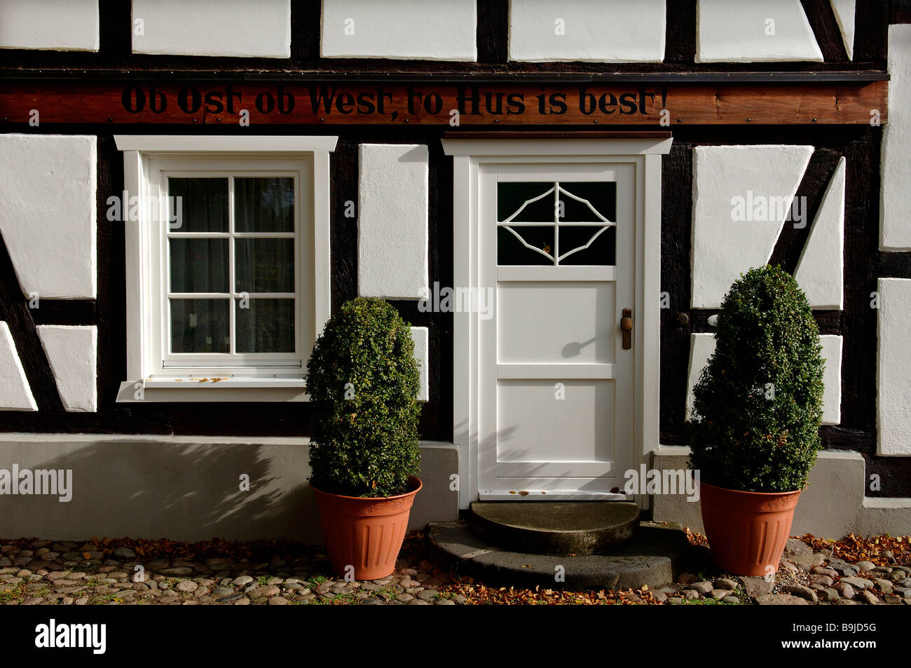 Dicendo sopra la porta di ingresso di un vecchio mulino restaurato, Pinnow, Mecklenburg Western-Pomerania, Germania, Europa Foto Stock