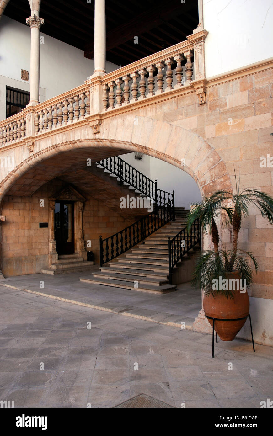 Scala per un balcone con balaustra in un cortile interno, un patio in Palau, Palacio de Justicia del ministero della giustizia ho Foto Stock
