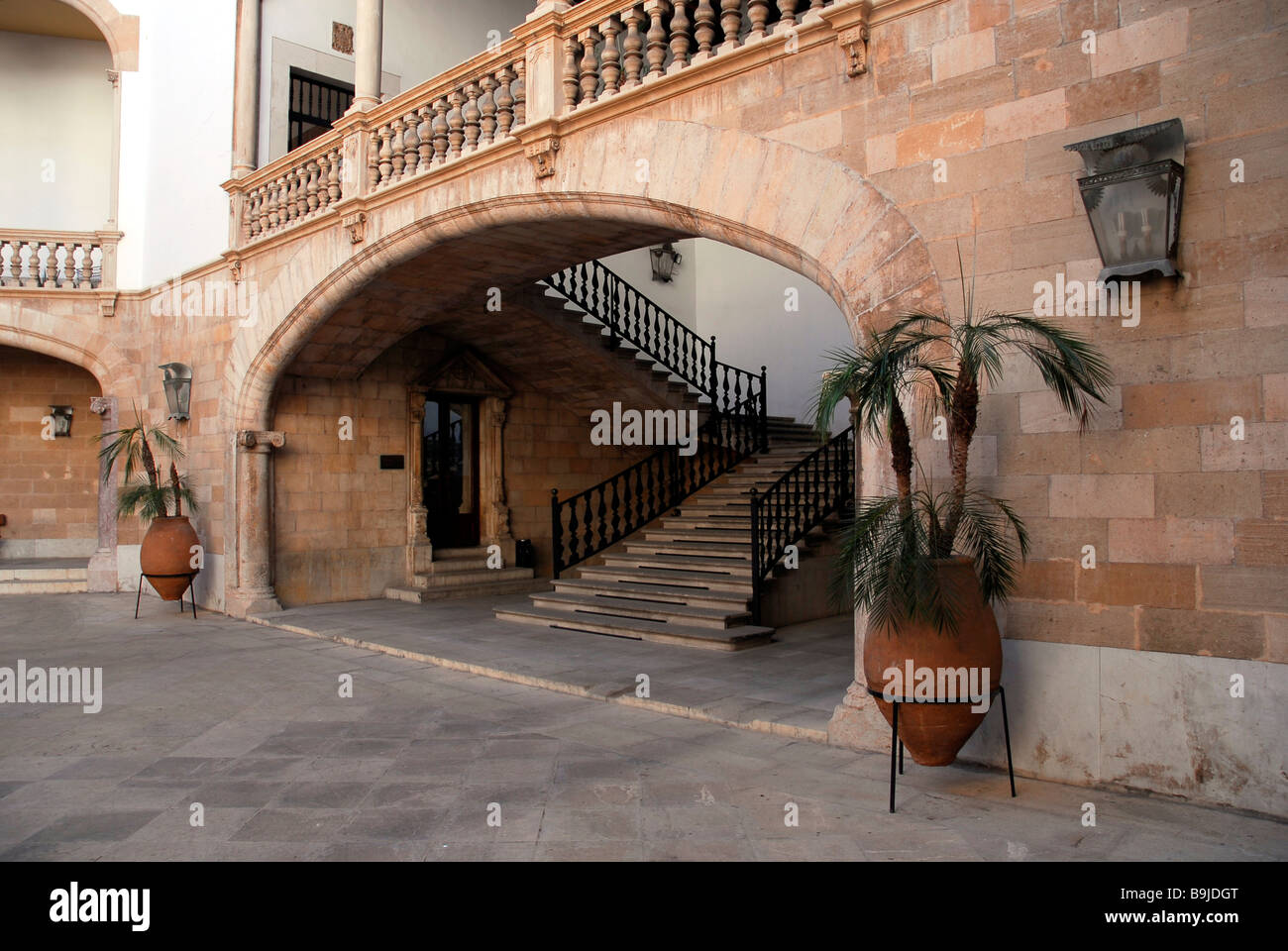 Scala per un balcone con balaustra in un cortile interno, un patio in Palau, Palacio de Justicia del ministero della giustizia ho Foto Stock