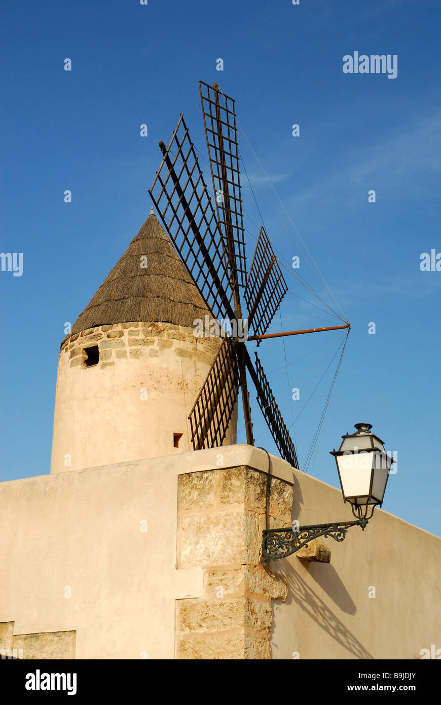 Mulino a vento tradizionale e street lanterna nel Santa Catalina distretto, Palma de Mallorca, Maiorca, isole Baleari, Spagna, e Foto Stock