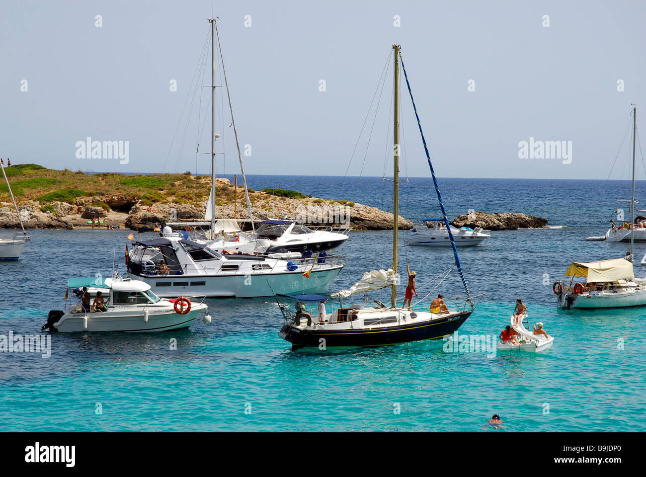 Barche sulla costa mediterranea, Playa, Platja de Ses Illetes, turismo in una baia a ovest di Palma di Maiorca, isole Baleari, Sp Foto Stock