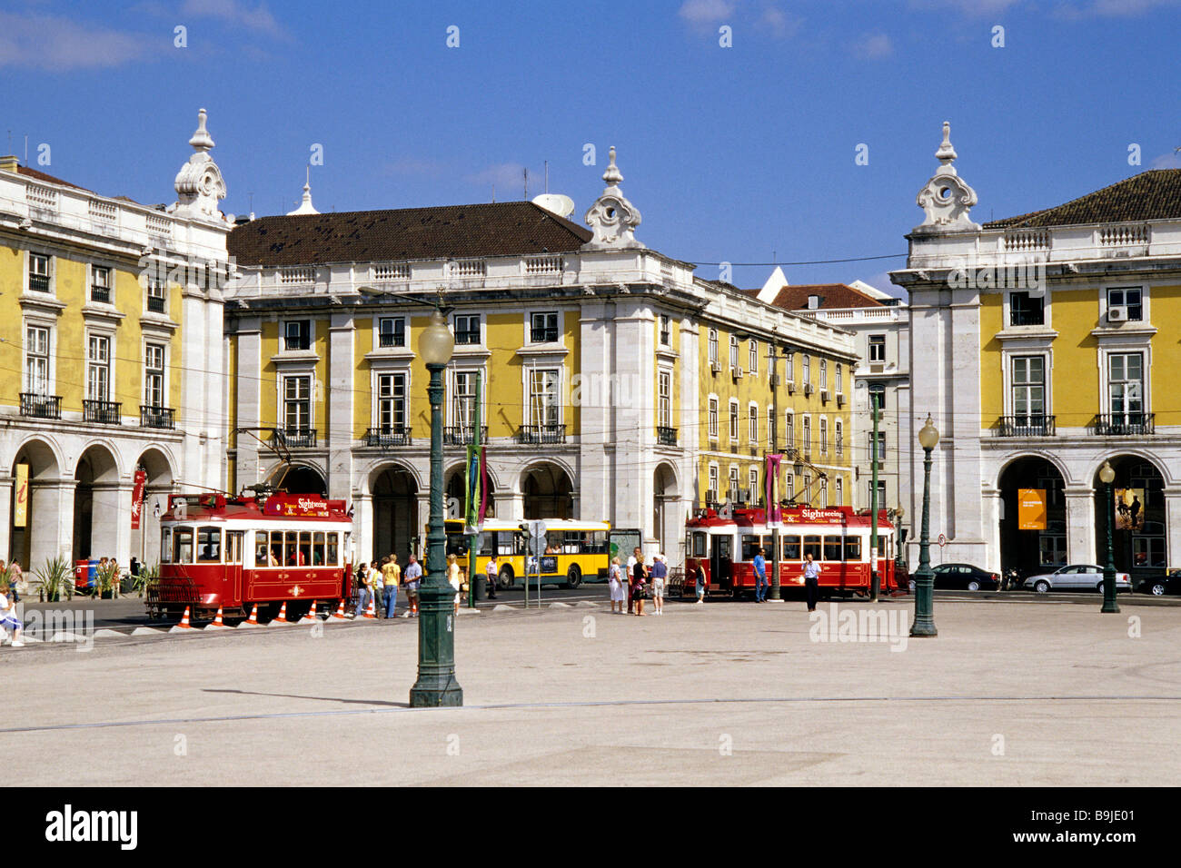 Praca do Comercio, Terreiro do Paco, centro commerciale con edifici porticati, vecchi tram nel centro storico di Lisbona, Lisboa, P Foto Stock