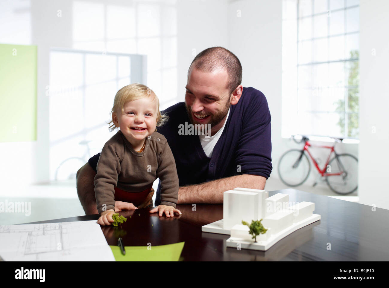 Architetto e baby in ufficio verde Foto Stock