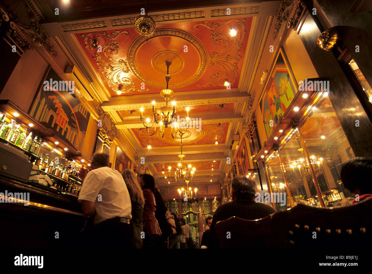 Un Brasileira, bar, cafe con soffitto decorato su Rua Garrett, Bairro Alto, Lisbona, Portogallo, Europa Foto Stock