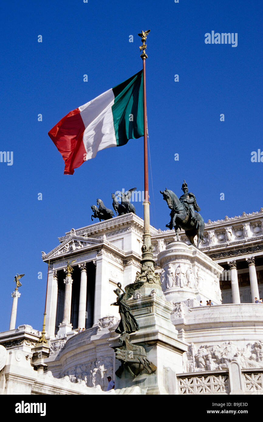 Il Vittoriano con bandiera italiana, monumento a Vittorio Emanuele II, Altare della Patria, imperial memorial, Via del Teatro di marce Foto Stock