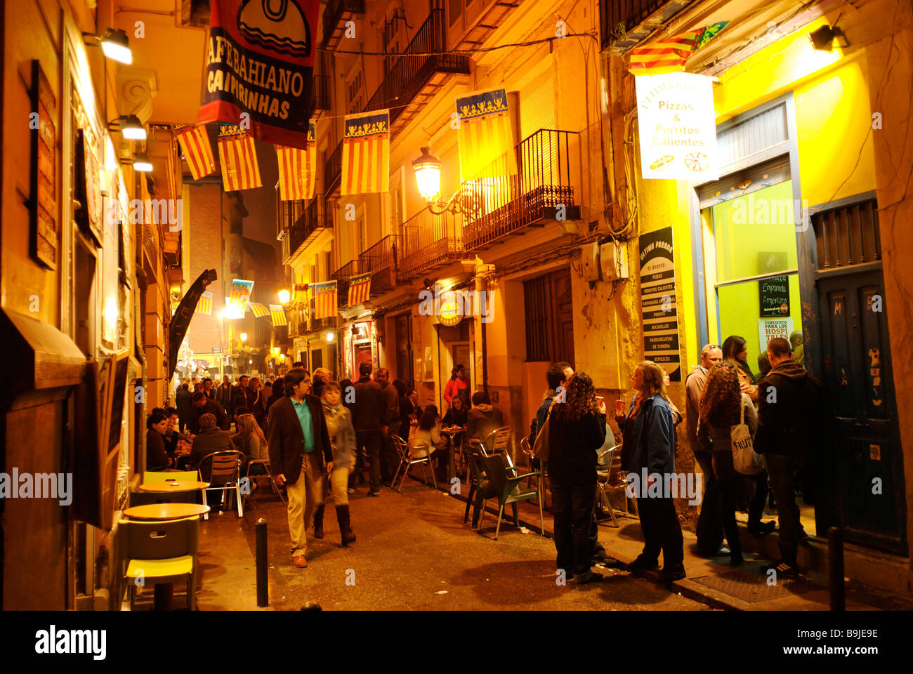 Strada trafficata scena nel vecchio barrio El Carmen durante Las Fallas Festival centro storico della città di Valencia Spagna Foto Stock