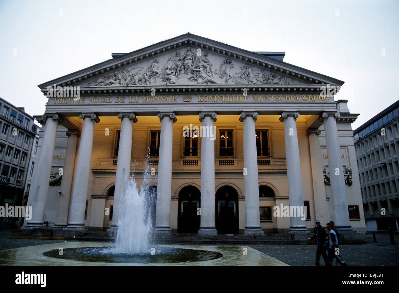Theatre Royale de la Monnaie, Koninklijke Muntschouwburg, neo-classico della facciata principale con colonne, Place de la Monnaie, Muntplei Foto Stock