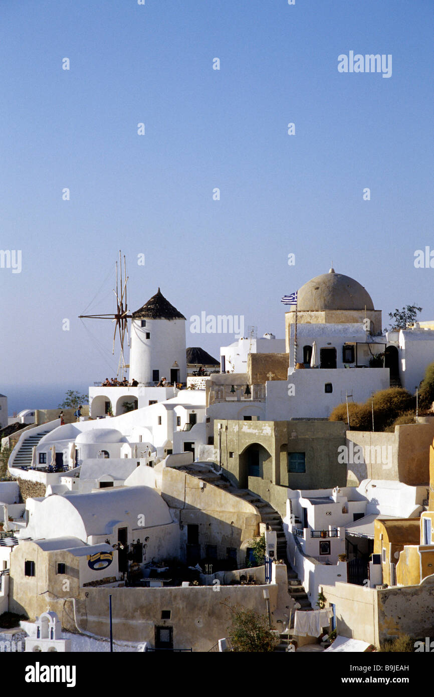 Villaggio di Oia con le sue case bianche, isola di Santorini, Thera o Thira, Cicladi, il Mar Egeo, Mare mediterraneo, Grecia, Eur Foto Stock