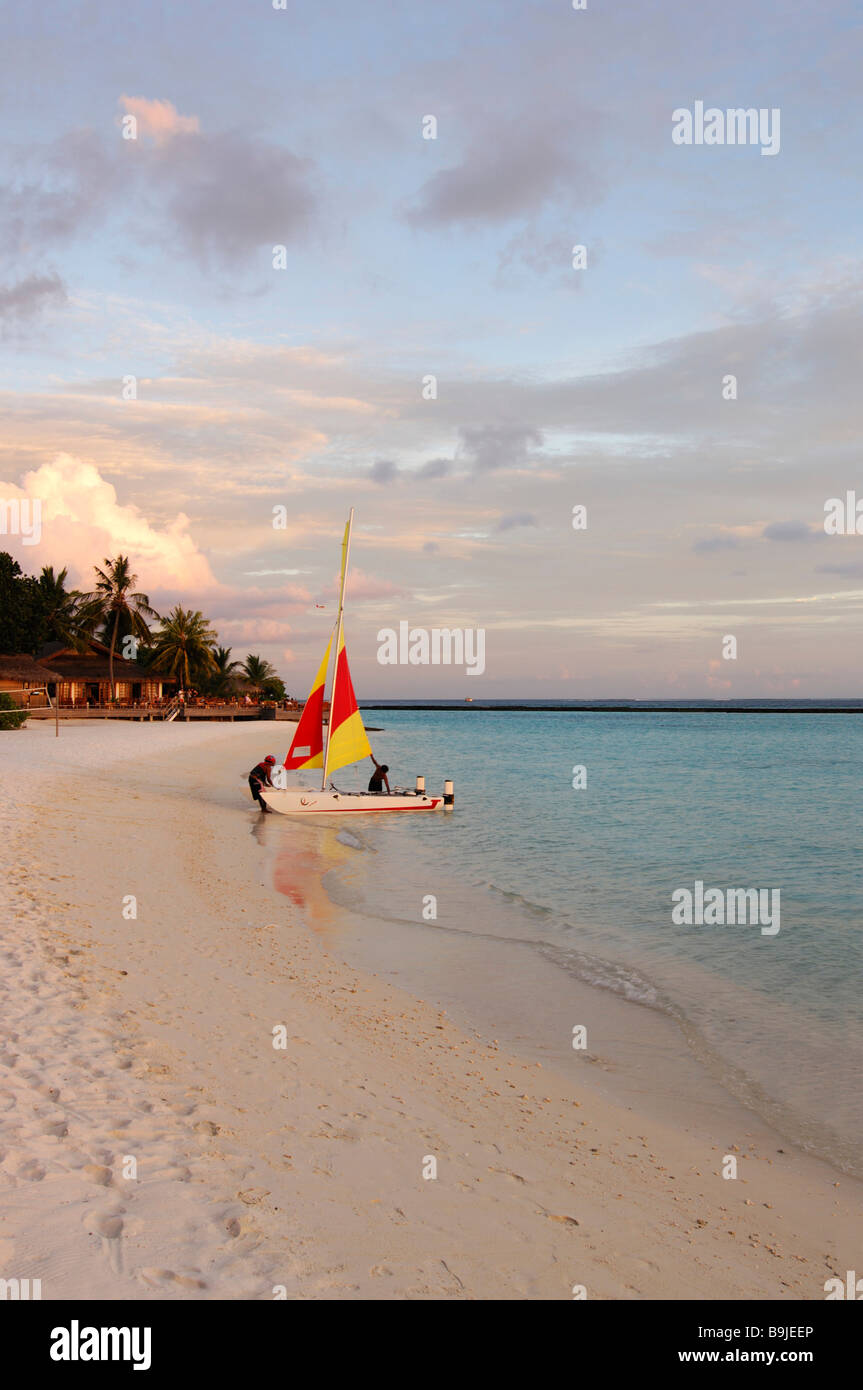 La spiaggia con la barca, Full Moon Resort, Maldive, Oceano Indiano Foto Stock