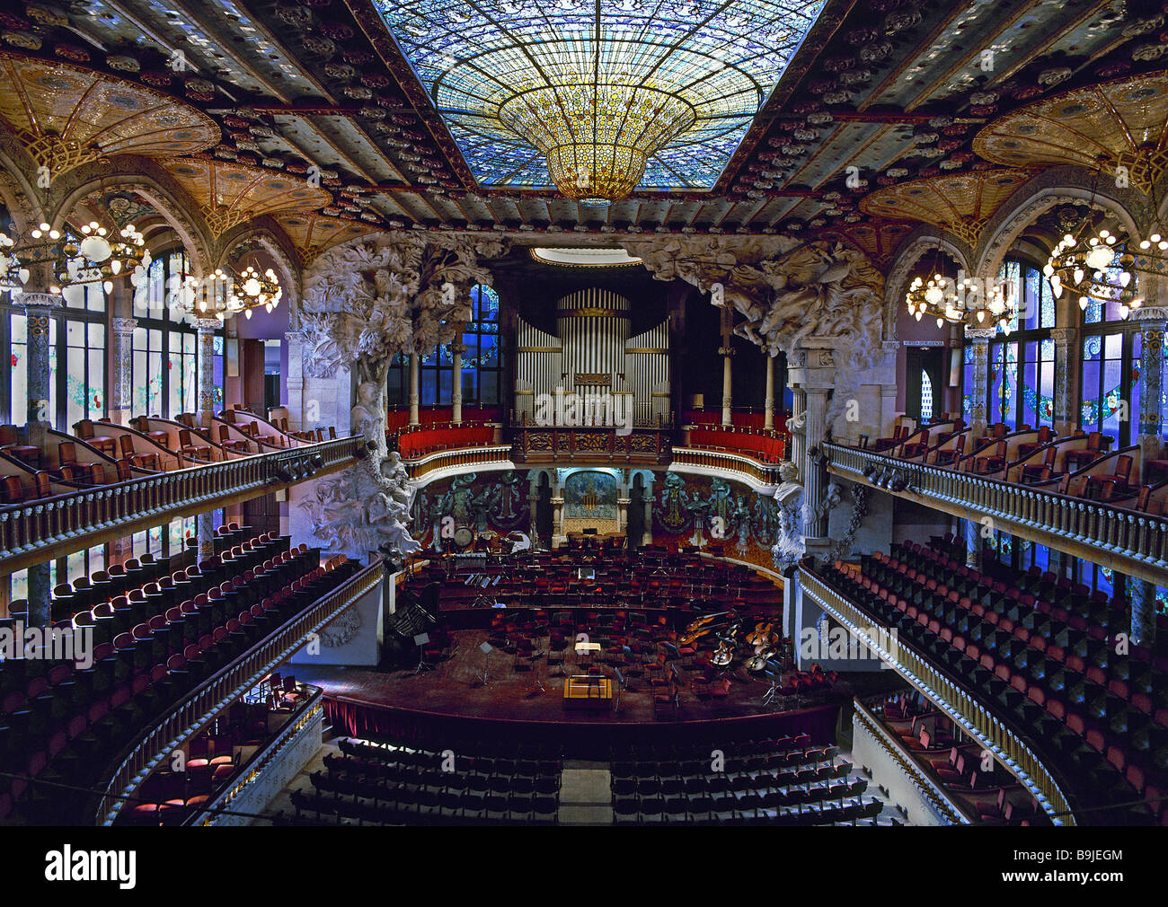 Spagna Barcellona il palazzo della musica interiore vista destinazione edifici costruzione cultura sede-righe galleria stadio di parquet Foto Stock