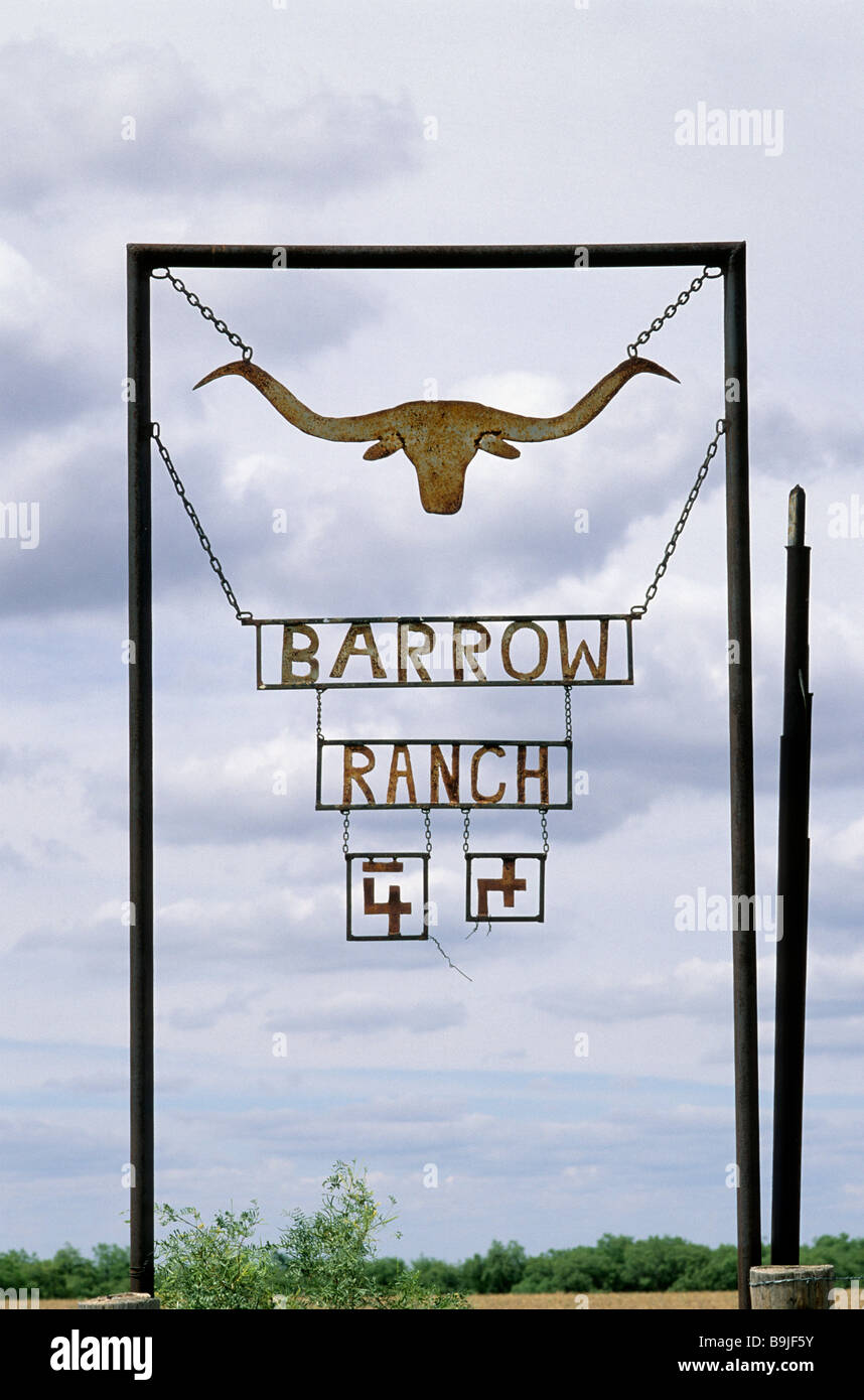 Cartello in ferro battuto all'ingresso del ranch sull'autostrada FM 765 vicino a Doole nella contea di McCulloch, Texas USA Foto Stock