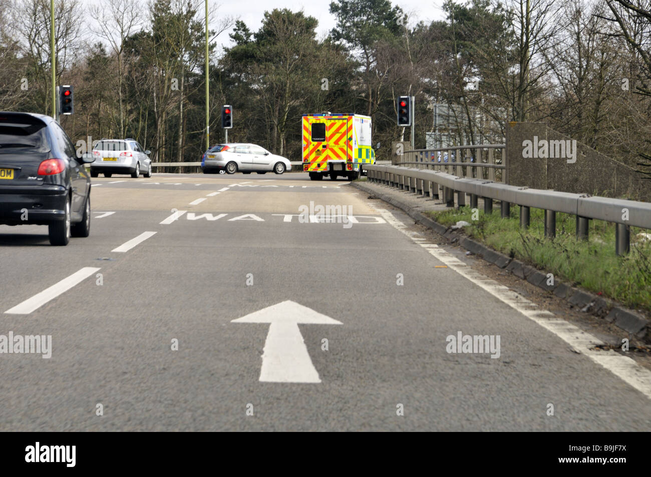 Regno Unito ambulanza di emergenza su strada Foto Stock