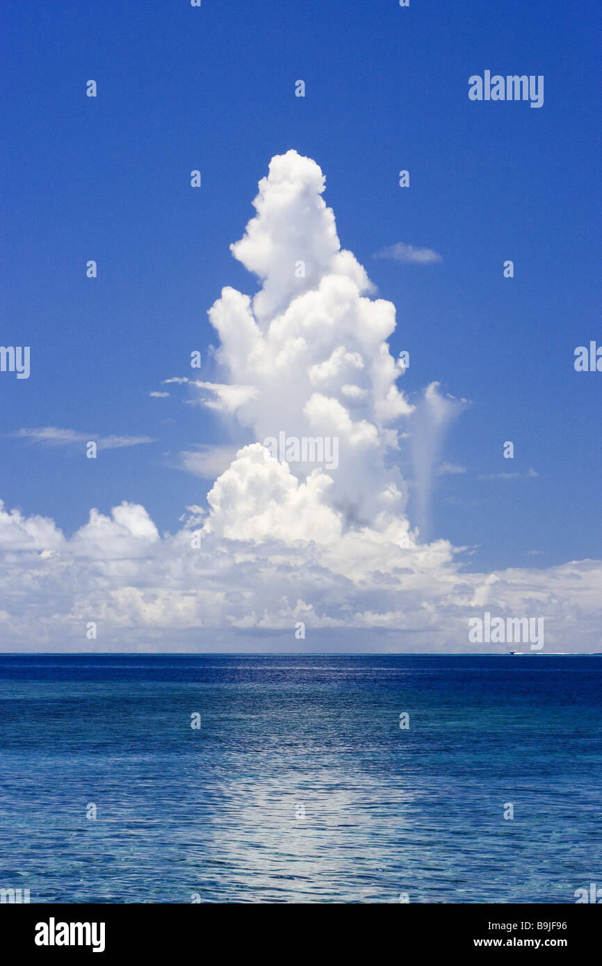 Il lago di sguardo orizzonte cielo velato di acqua-superficie degli oceani cielo nuvole vista mare ampiezza distanza silenzio silenzio cloud-formazione Foto Stock