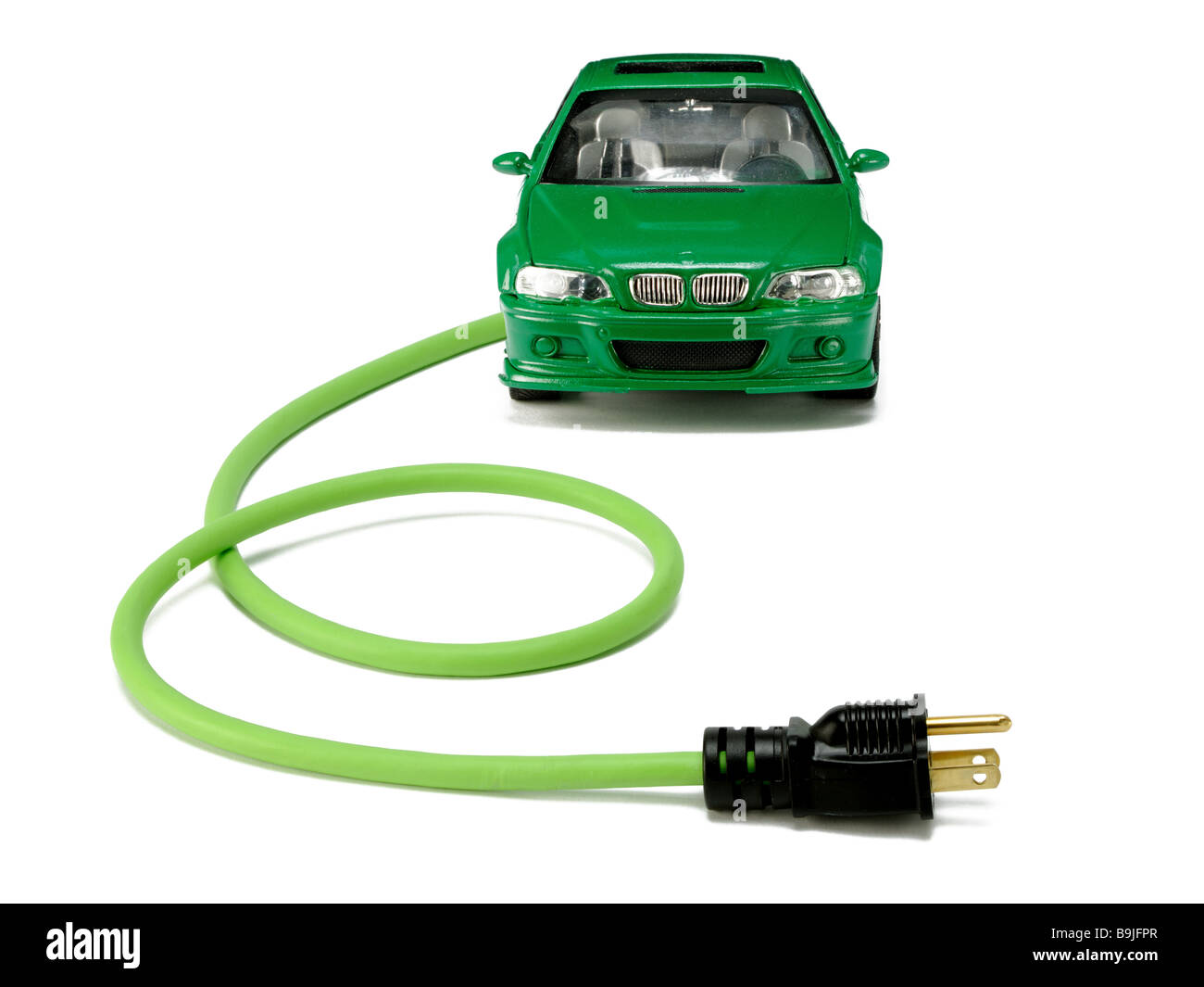 Un verde veicolo automobile automobile con un verde prolunga elettrica cavo di alimentazione sezione con un tappo Foto Stock