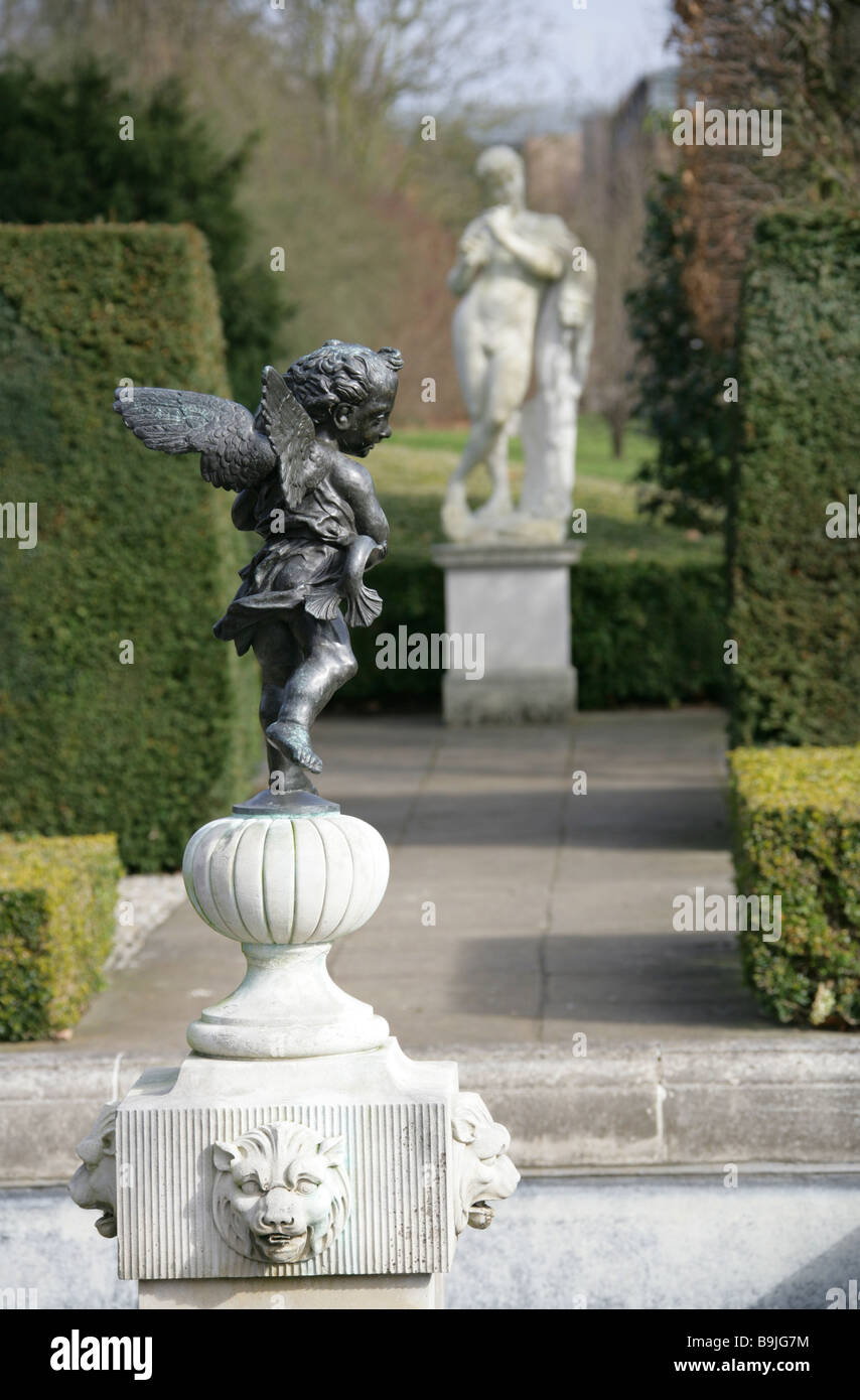 Del Verrochio cherubino alato con Delfino e la statua in marmo del Dio Pan giocando un flauto nel Queens Garden, Kew Palace Foto Stock