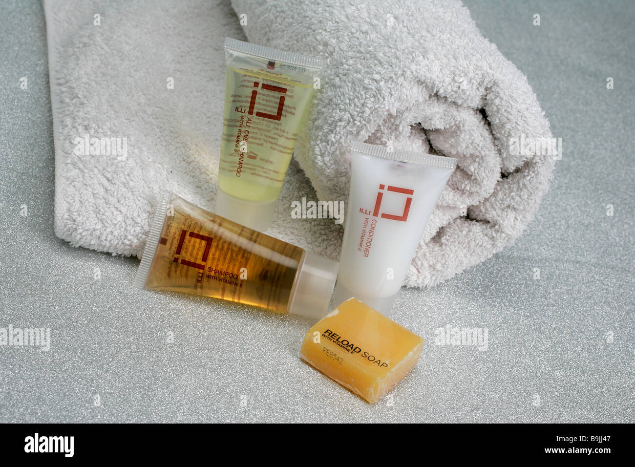 Hotel toiletries shampoo capelli corpo cosmetici prodotti flacon bellezza balneare condizionatore lozione gel prodotto prodotti doccia doccia Foto Stock