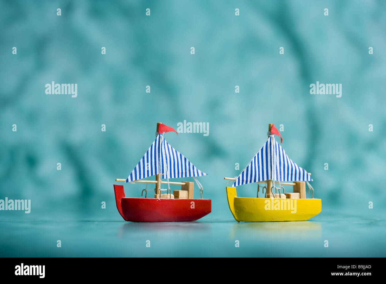 Legno-navette simbolo di decorazione estate tempo libero tempo di vacanza ogni giorno-Esc artigianato barca Barche decorazioni dai colori vivaci Foto Stock