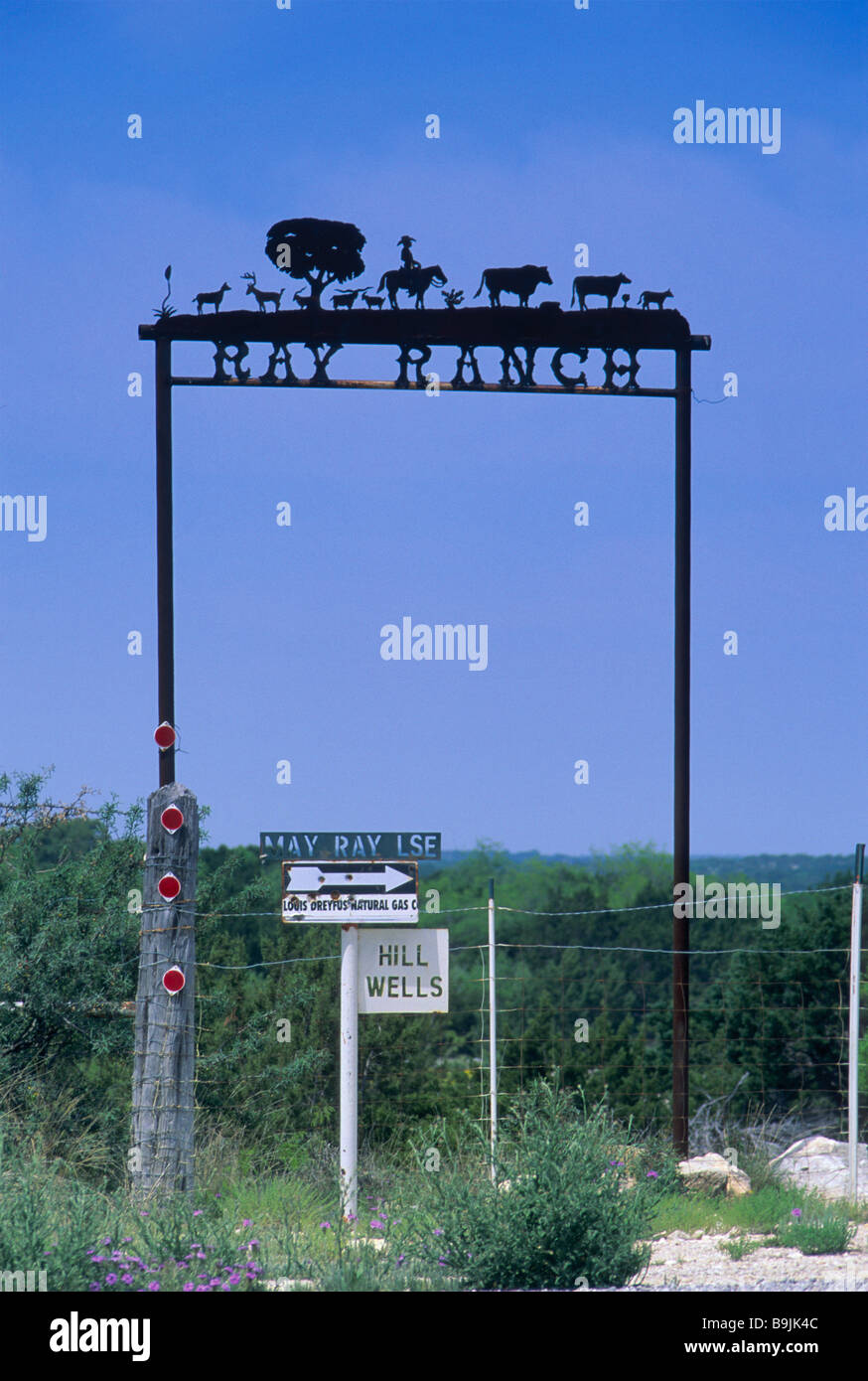 Ferro battuto firmare al ranch entrata su F M 189 road vicino Sonora alla Edwards Plateau in Sutton County Texas USA Foto Stock