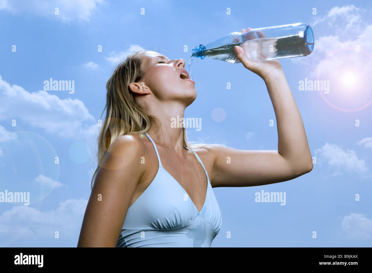 Donna giovane biondo acqua minerale bevande indietro luce serie persone stringa superiore top summery sete di acqua-bottiglia di acqua minerale in bottiglia Foto Stock