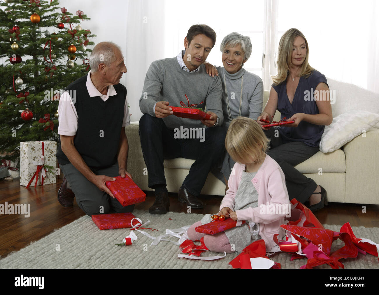 Foto Di Natale Anni 60.Natale In Famiglia Regali Di Natale Il Disimballaggio Tree Soggiorno 3 5 Anni 30 40 Yearsunpacking 60 70 Anni Idea Regalo Fratello Foto Stock Alamy