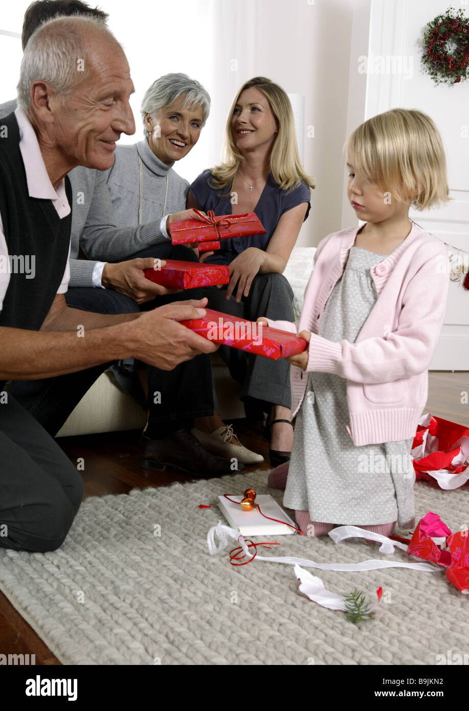 Regali Di Natale 5 Anni.Natale In Famiglia Regali Di Natale Il Disimballaggio Tree Soggiorno 3 5 Anni 30 40 Yearsunpacking 60 70 Anni Idea Regalo Fratello Foto Stock Alamy