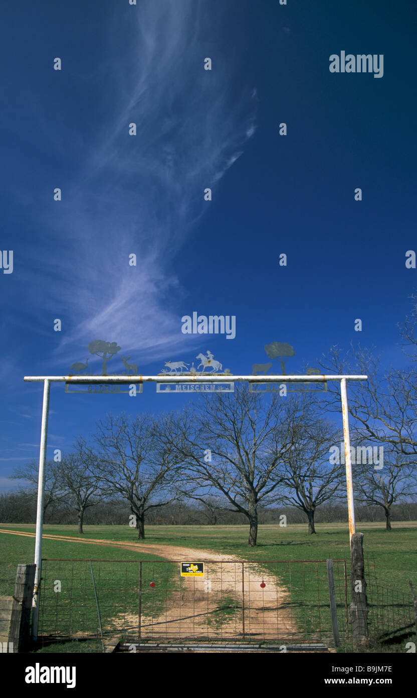Ferro battuto firmare al ranch gate a FM 580 autostrada vicino a flettersi in corrispondenza di Edwards Plateau nella contea di Lampasas Texas USA Foto Stock
