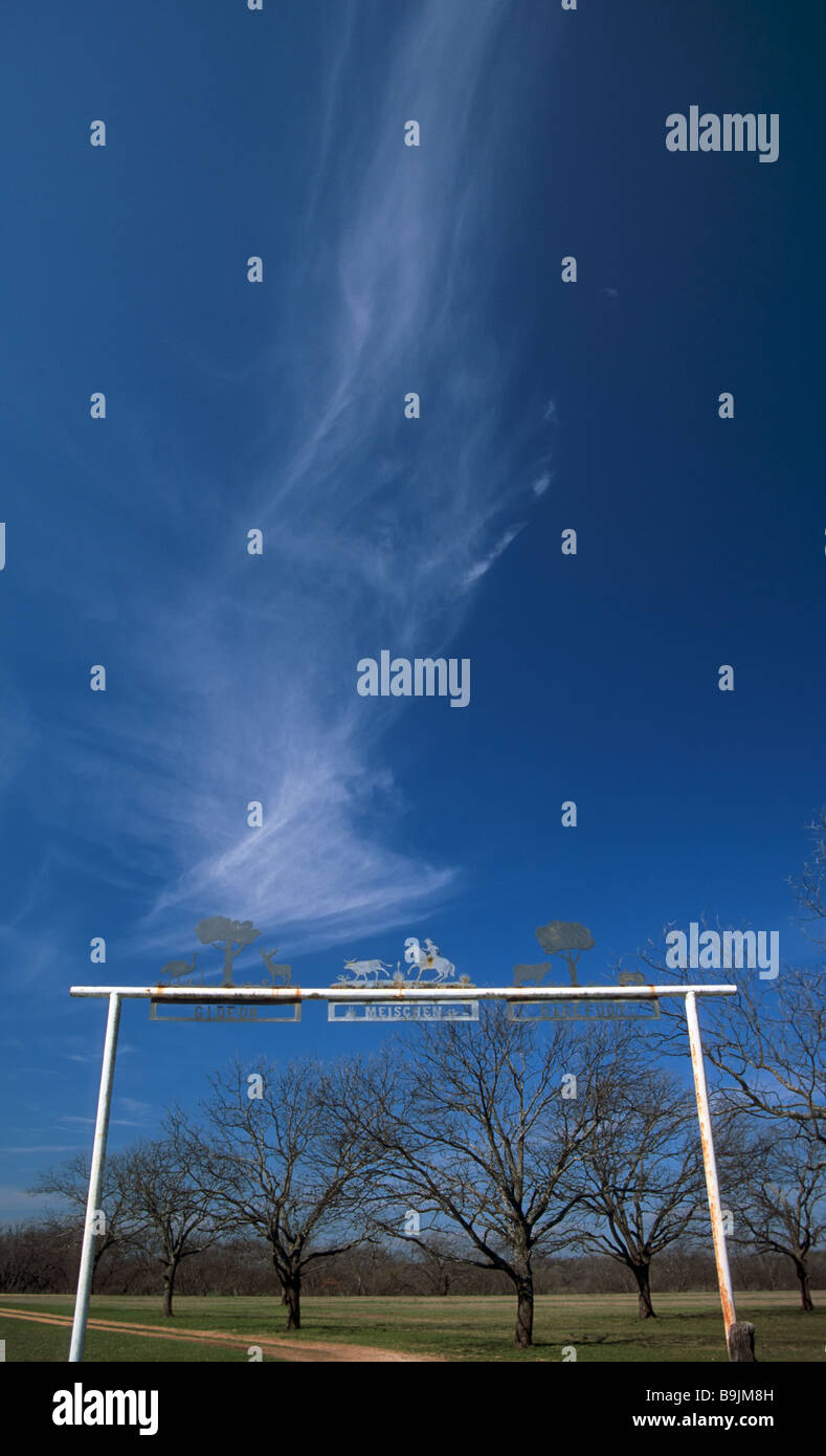 Ferro battuto firmare al ranch gate a FM 580 autostrada vicino a flettersi in corrispondenza di Edwards Plateau nella contea di Lampasas Texas USA Foto Stock