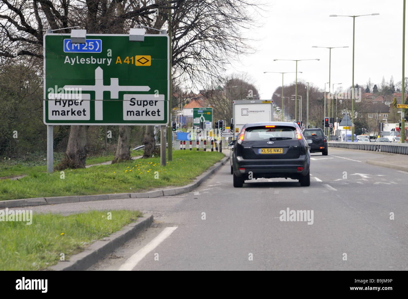 Cartello stradale per supermercati e ipermercati A WATFORD REGNO UNITO Foto Stock