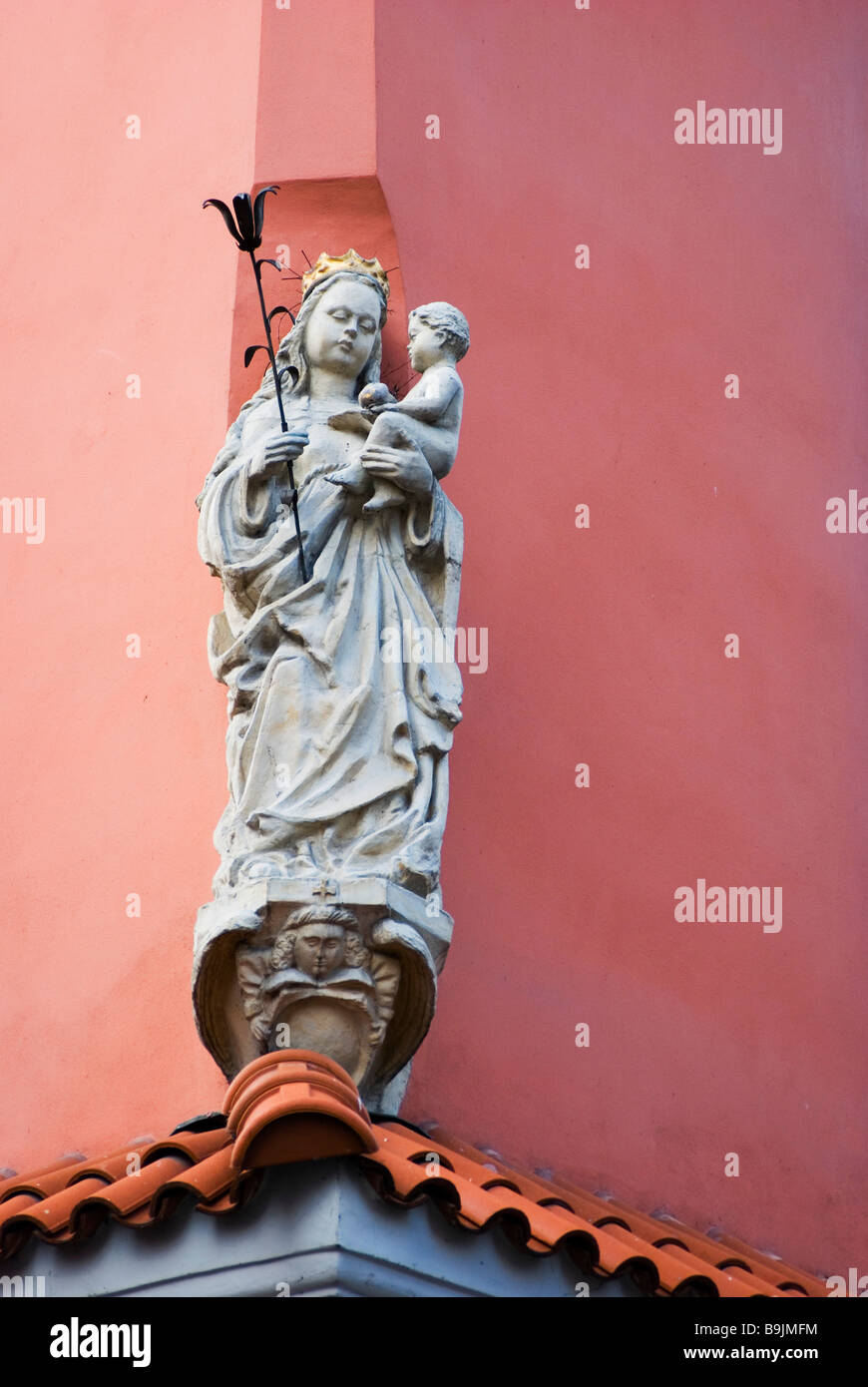 Una statua della Santa Maria e Gesù bambino sul tetto di un edificio nei pressi della Piazza del Mercato Vecchio (Stary Rynek), Poznan, Polonia Foto Stock