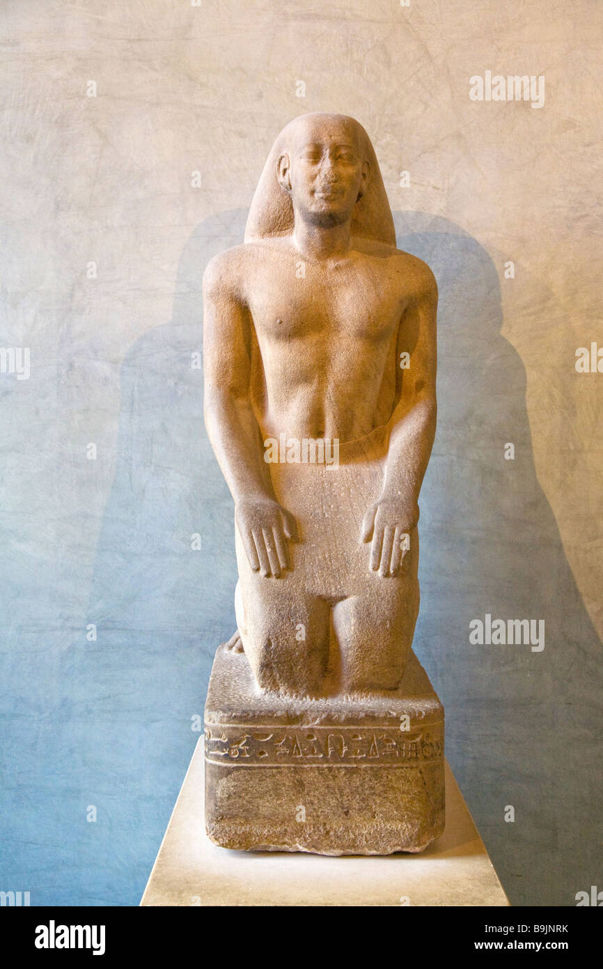 Antica statua egizia interno Musee du Louvre Museum Paris Francia Europa UE Foto Stock