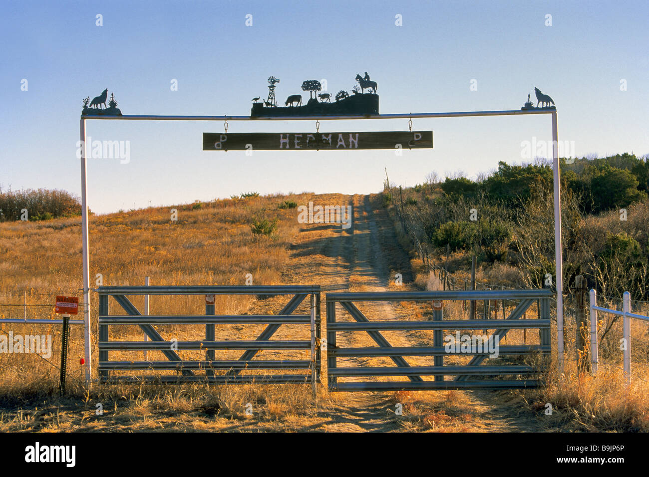 Ferro battuto ranch cancello sulla strada Texas 70 in Great Plains regione nei pressi di Dickens in Dickens County Texas USA Foto Stock