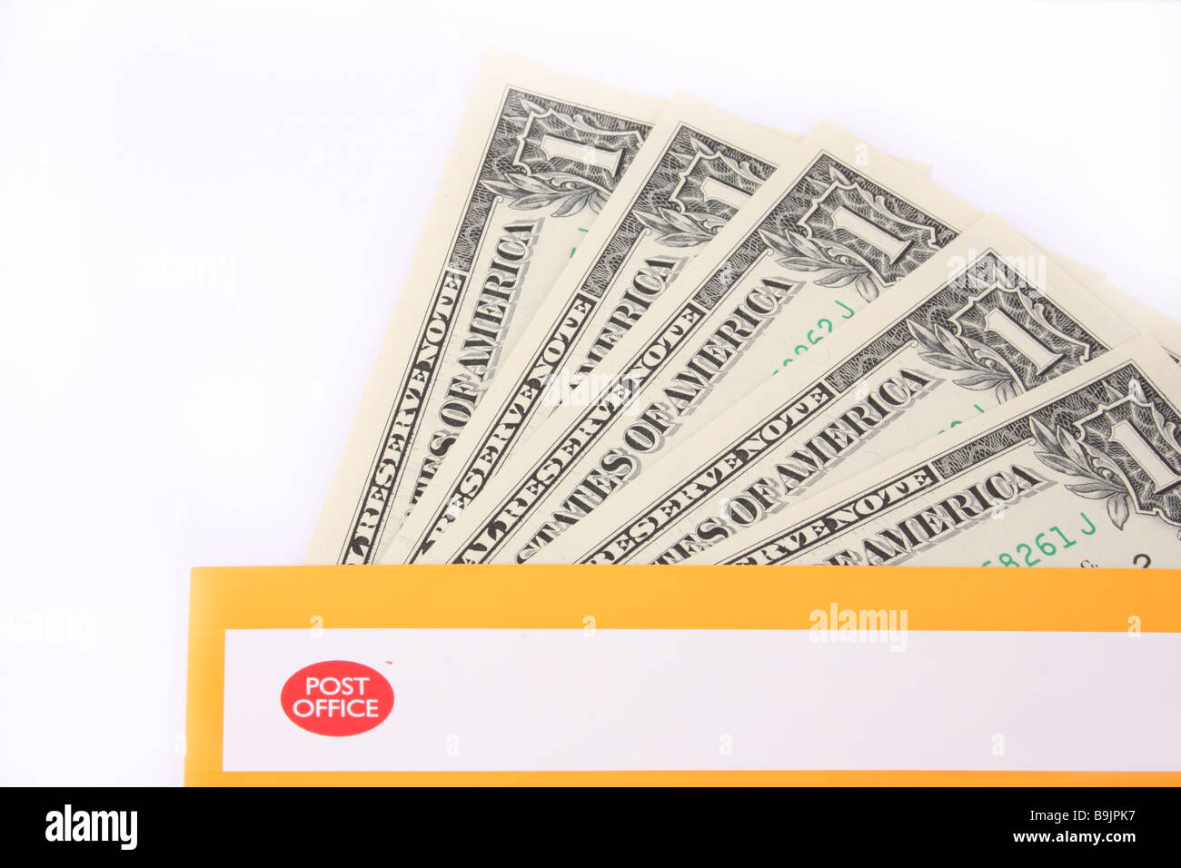 Noi un dollaro in un ufficio postale in busta Foto Stock