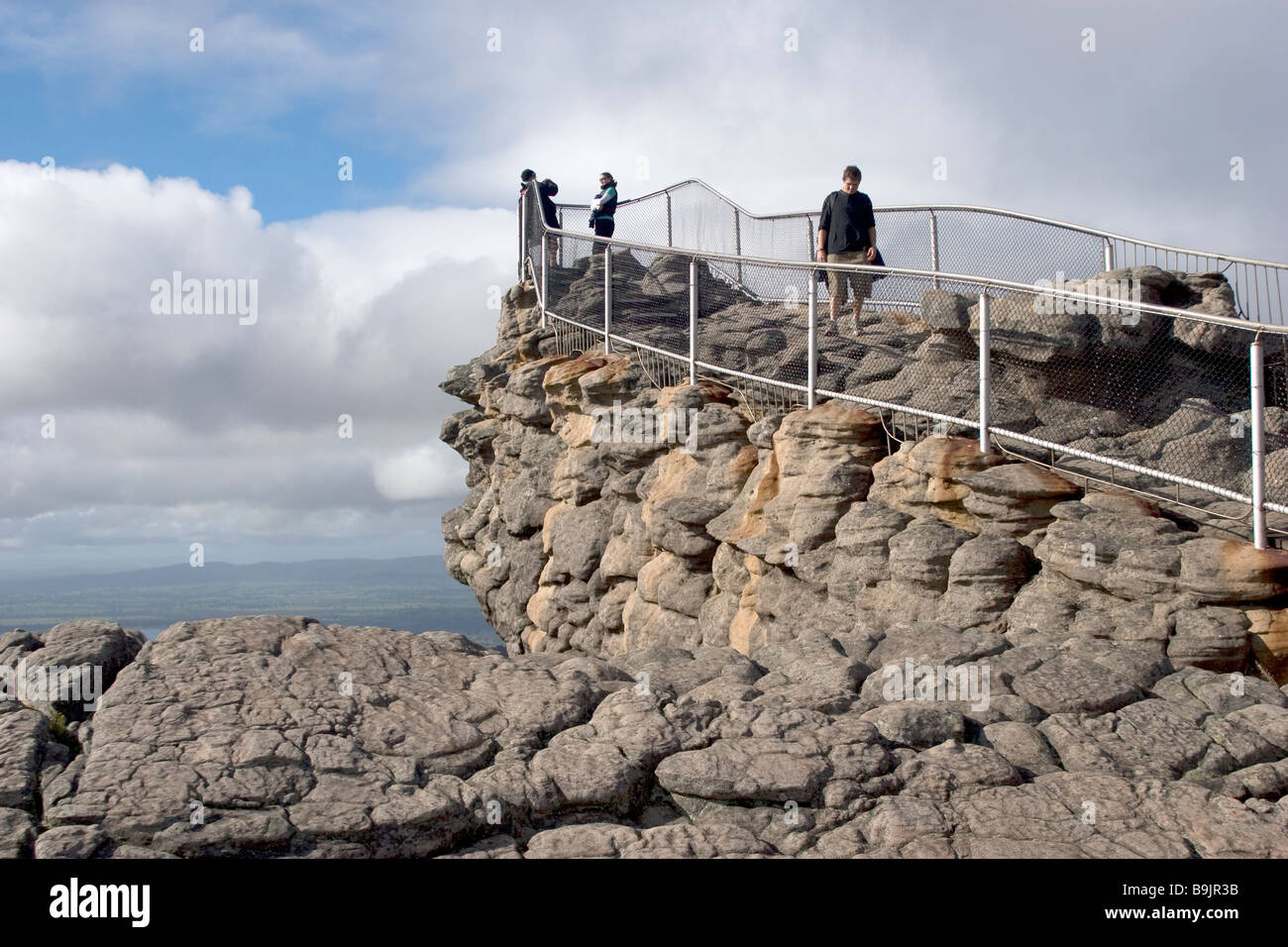 Persone stand su ' Il Pinnacle ' belvedere con una vista su Halls Gap nella Grampians regeon di Victoria, Australia Foto Stock