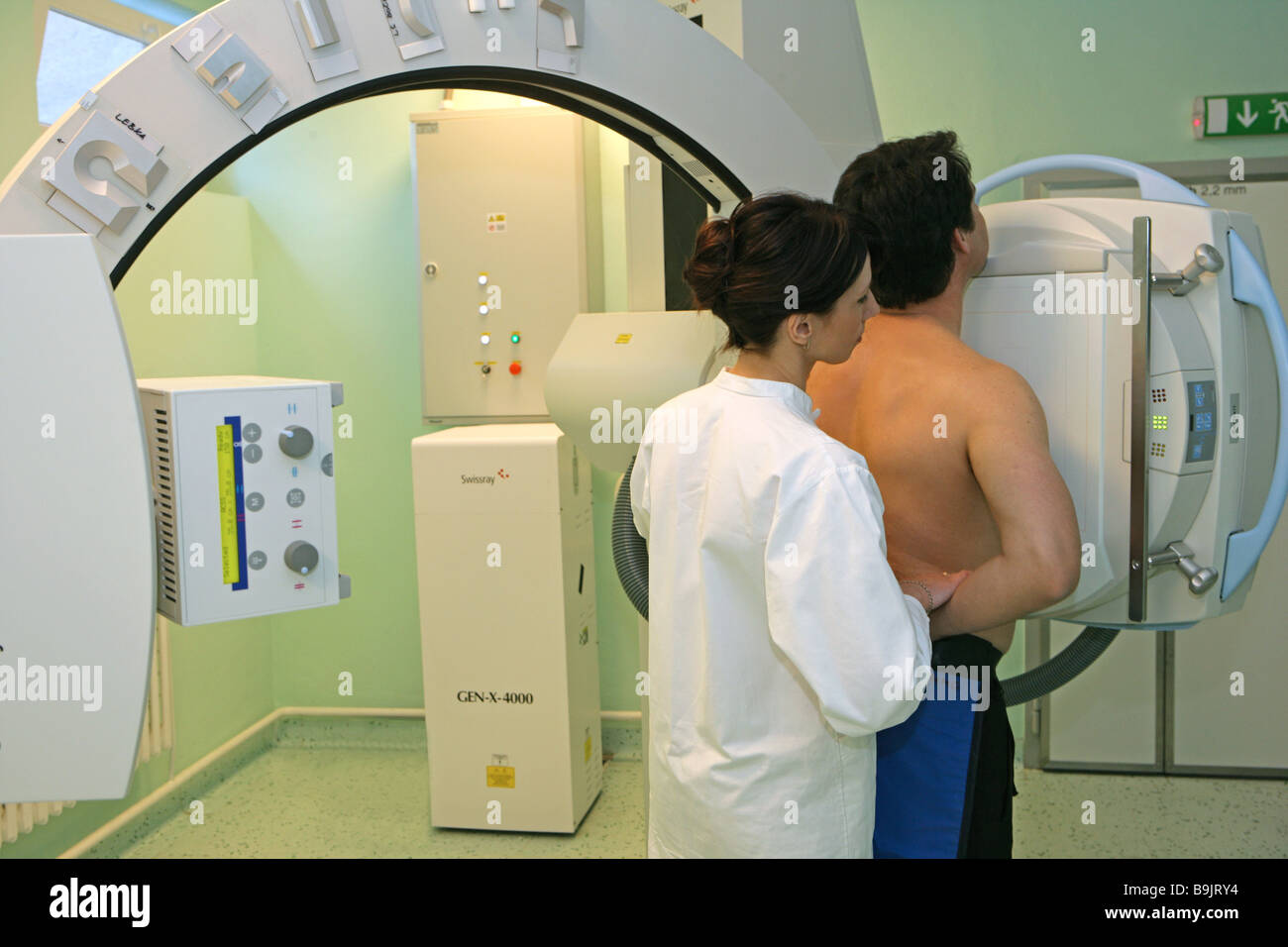 L'uomo esame x-ray-area clinica apparecchio apparecchi medico di trattamento di ricezione-camere donna apparecchio sanitario degli apparecchi Foto Stock