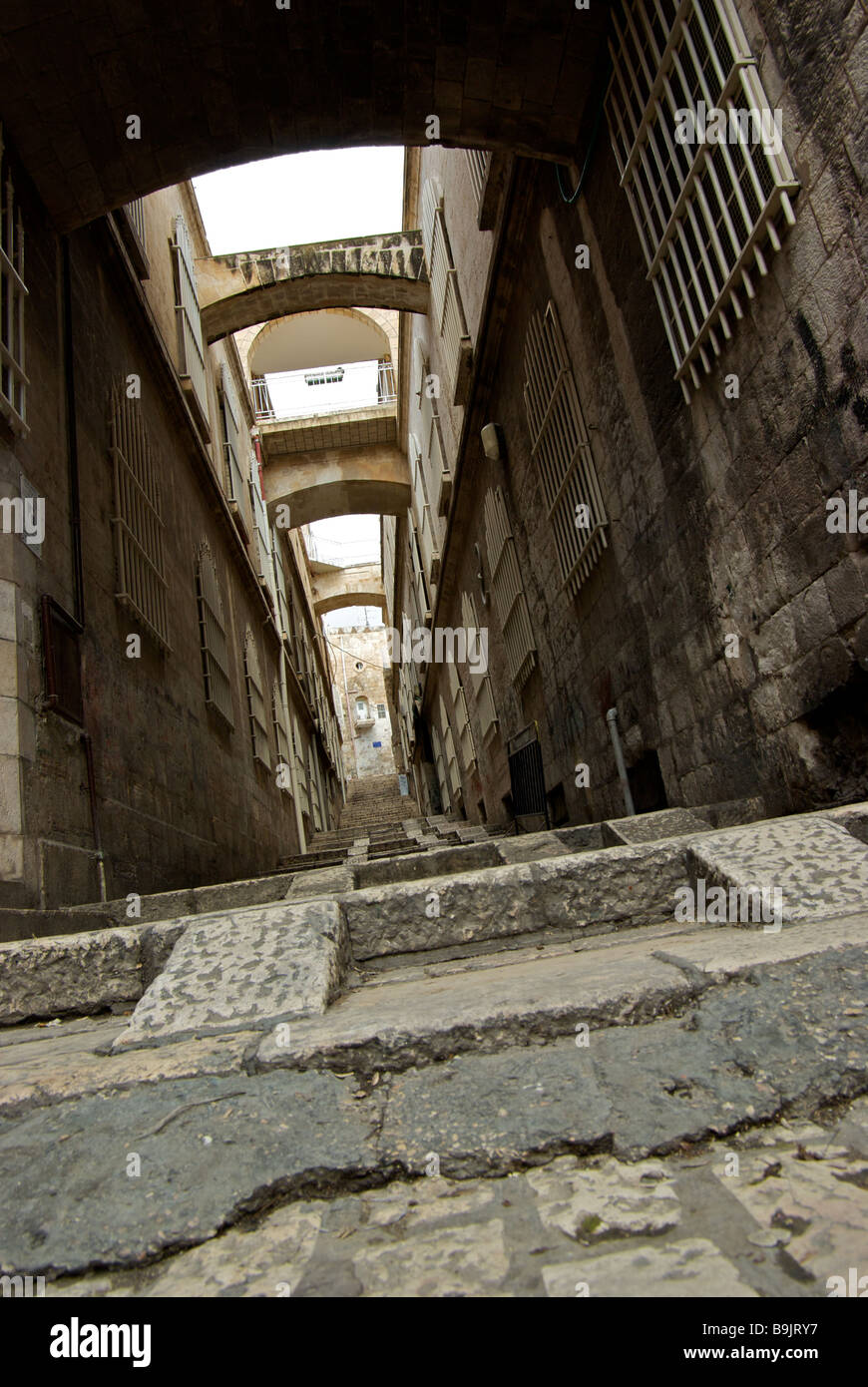 Stretto sentiero scala con rampe di carrello tra gli edifici nel quartiere arabo off Via Dolorosa di Gerusalemme antica città murata Foto Stock