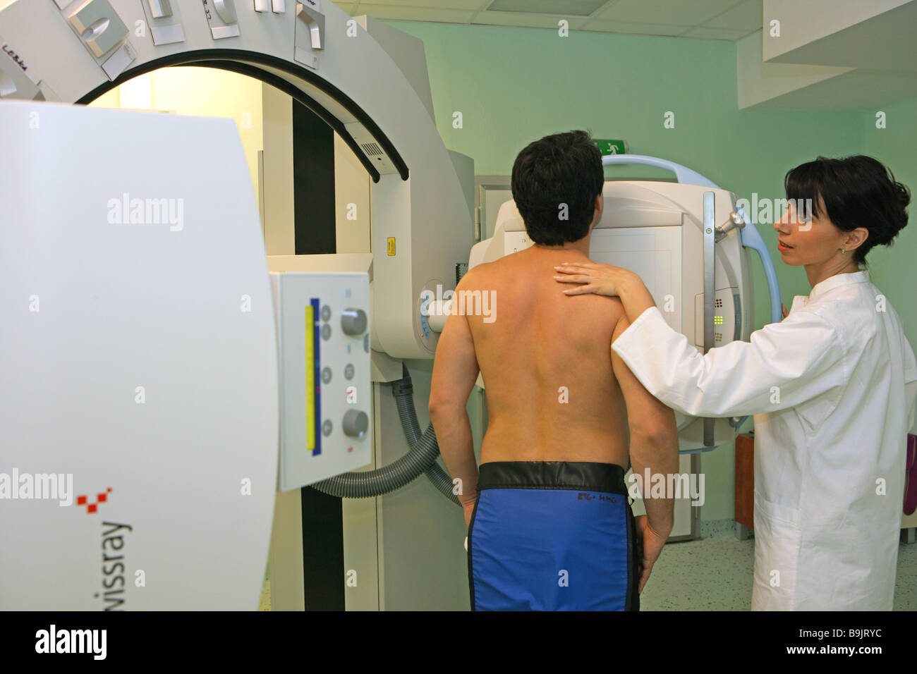 L'uomo esame x-ray-area clinica apparecchio apparecchi medico di trattamento di ricezione-camere donna apparecchio sanitario degli apparecchi Foto Stock