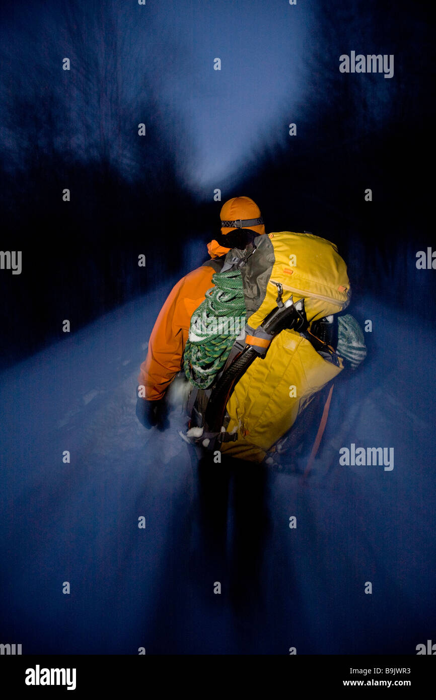 Arrampicata su ghiaccio, New Hampshire, al tramonto. (Otturatore trascinare) Foto Stock