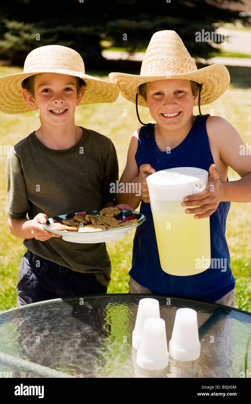 Due ragazzi la vendita di biscotti e limonata in corrispondenza di una limonata stand in Fort Collins, Colorado. Foto Stock