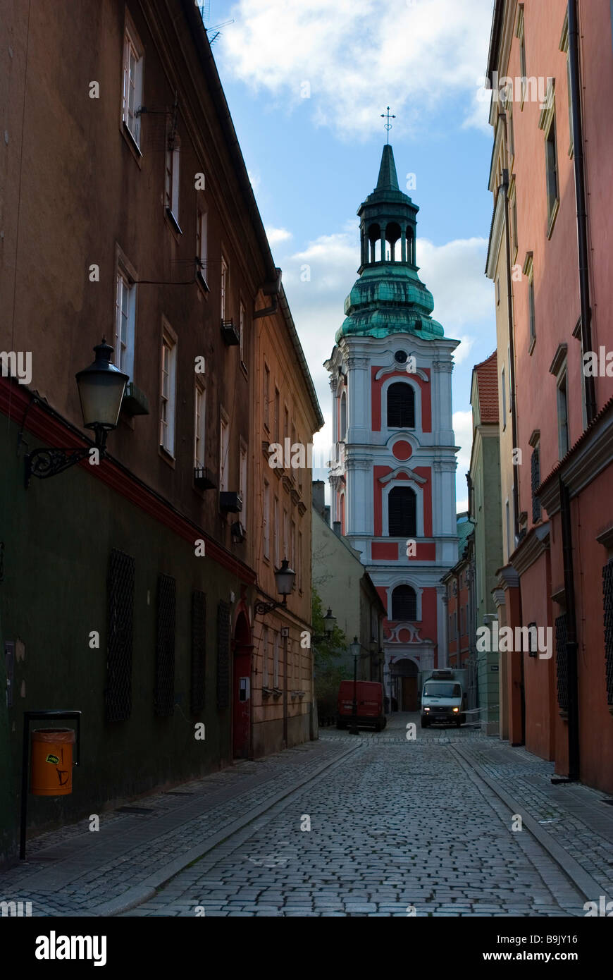 Guardando attraverso una strada laterale verso la ex collegio dei Gesuiti a Poznan, Polonia Foto Stock