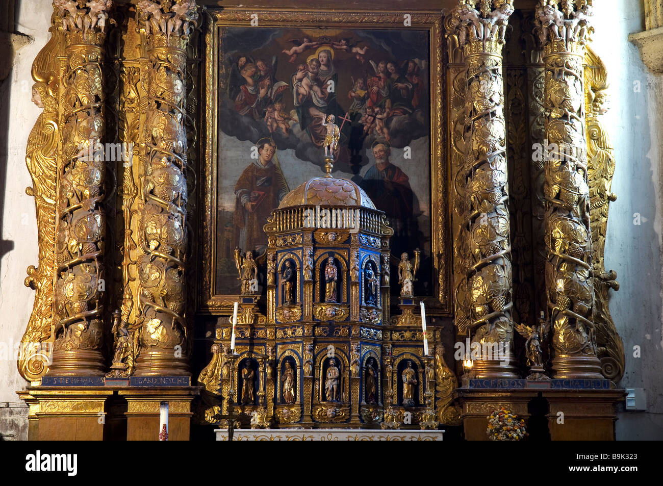 Francia, Hautes Alpes, Vallouise, la chiesa Saint Etienne, seicentesca pala d altare circondato con un tabernacolo dorato nel Foto Stock