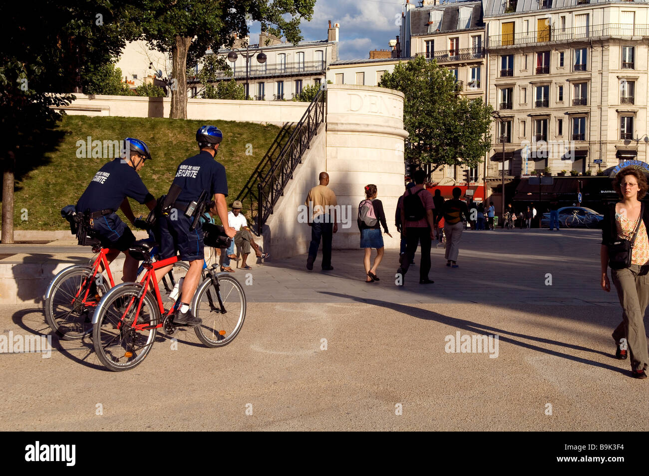 Francia, Parigi, Place Stalingrad, Mairie de Paris le guardie di sicurezza Escursioni in bicicletta Foto Stock