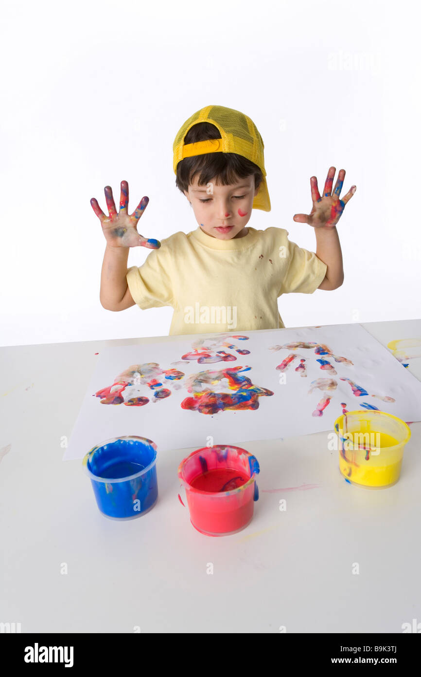 Little Boy sta compiendo un dito pittura Foto Stock