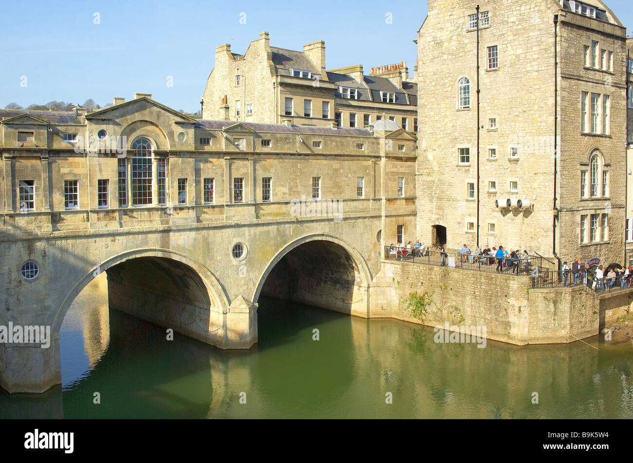 Lo storico Pulteney Bridge di Bath, Regno Unito, si estende lungo il fiume Avon con la sua iconica architettura georgiana e i pittoreschi archi, un famoso punto di riferimento del regno unito Foto Stock