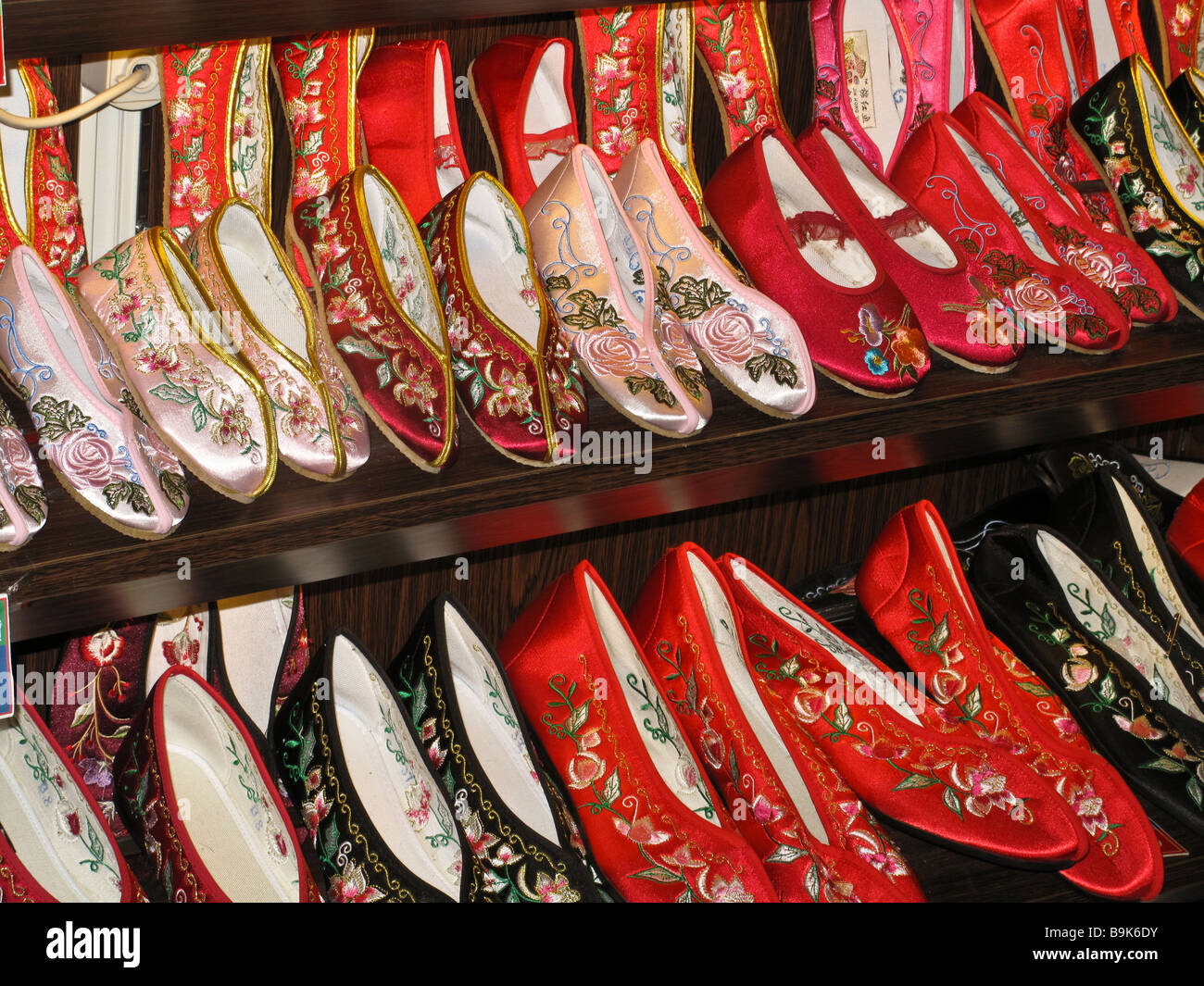 Pantofole cinesi in vendita sull'Isola di Hong Kong Foto stock - Alamy