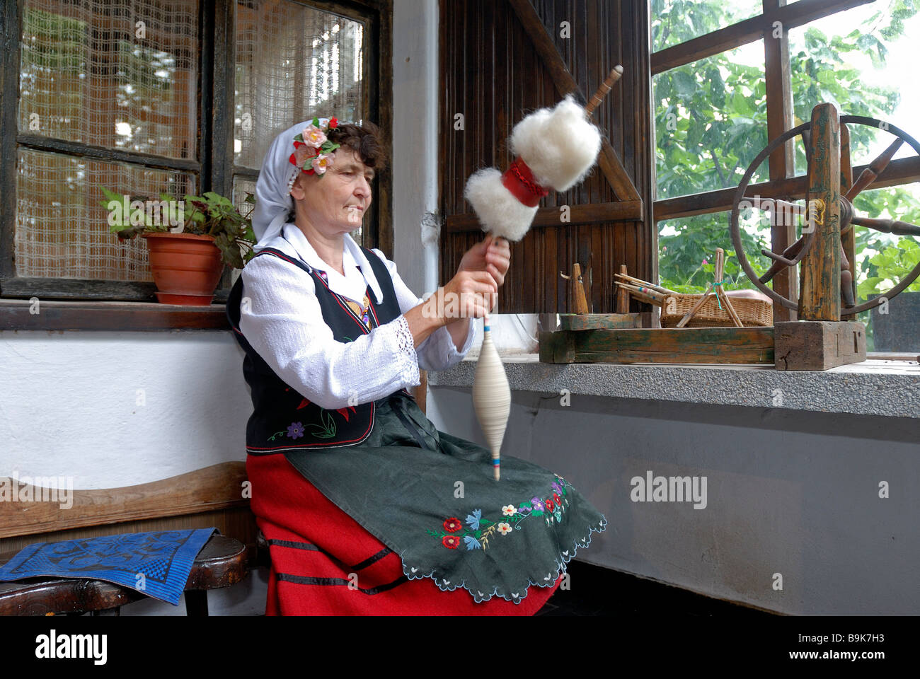 La Bulgaria, la regione del Mar Nero, Bata, cotone spinner in costume tradizionale Foto Stock