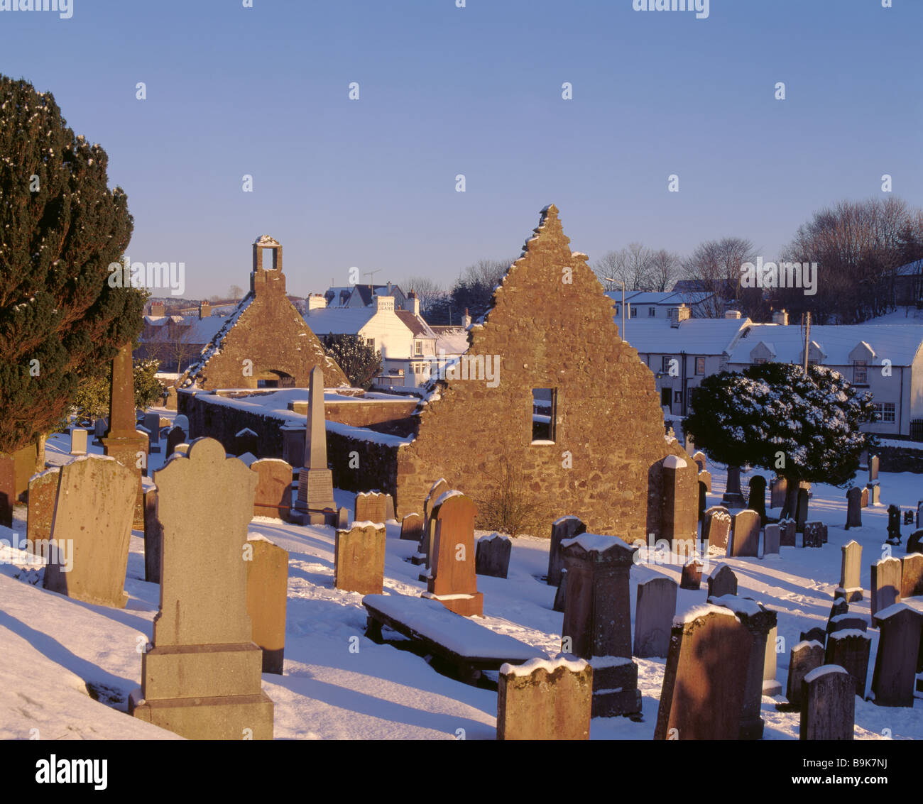 Kirkoswald . Ayrshire, Scozia, UK.Auld Kirk con collegamenti al poeta scozzese Robert Burns. Alcune pietre sepolte insolite. Cimitero coperto di neve . Foto Stock