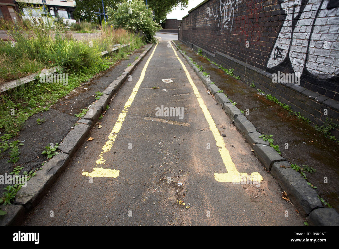 Strada stretta che conduce a un vicolo cieco Foto Stock