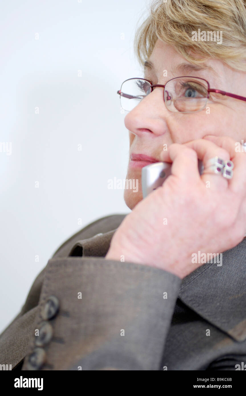 Close-up ritratto di donna matura parlando al telefono cellulare Foto Stock