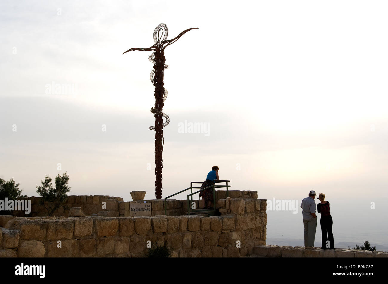 Giordania, Madaba Governatorato, il personale di Mosè anche chiamato il serpente di bronzo, scultura dell'artista Giovanni Fantoni sul Foto Stock